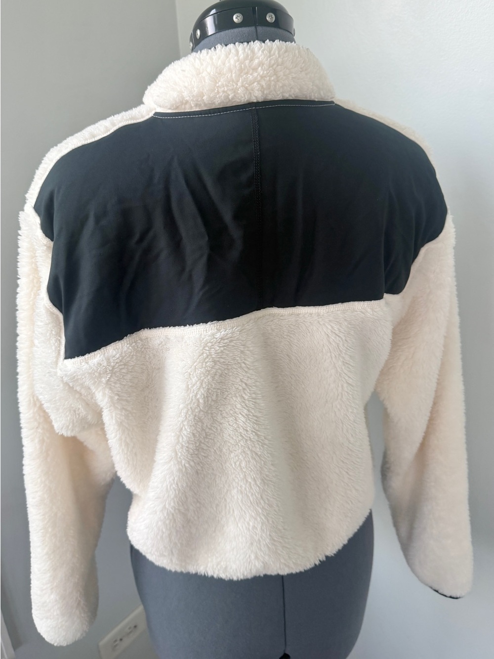 Nike Sz M Cream Sherpa Plush Fleece Quarter Zip Crop Pullover Black Logo & Trim - Picture 7 of 16